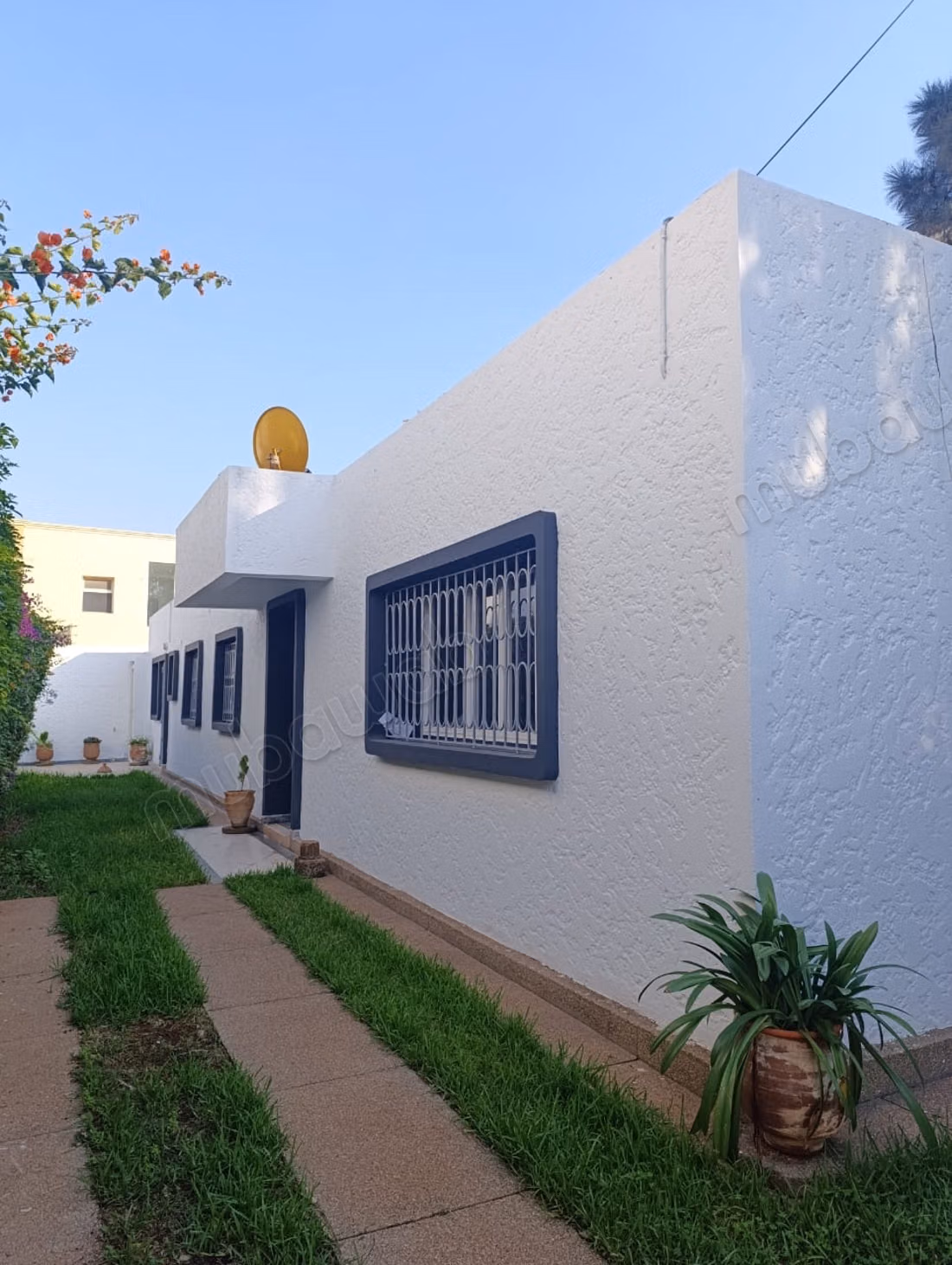 Location villa plein pied à Oasis.
Superficie 200 m².
Salon européen
