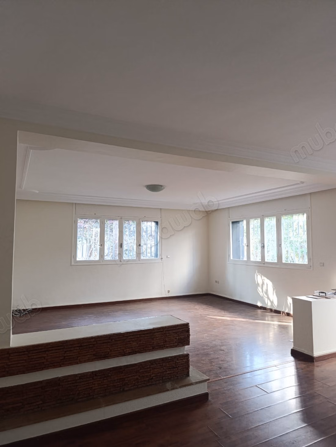 Location villa plein pied à Oasis.
Superficie 200 m².
Salon européen