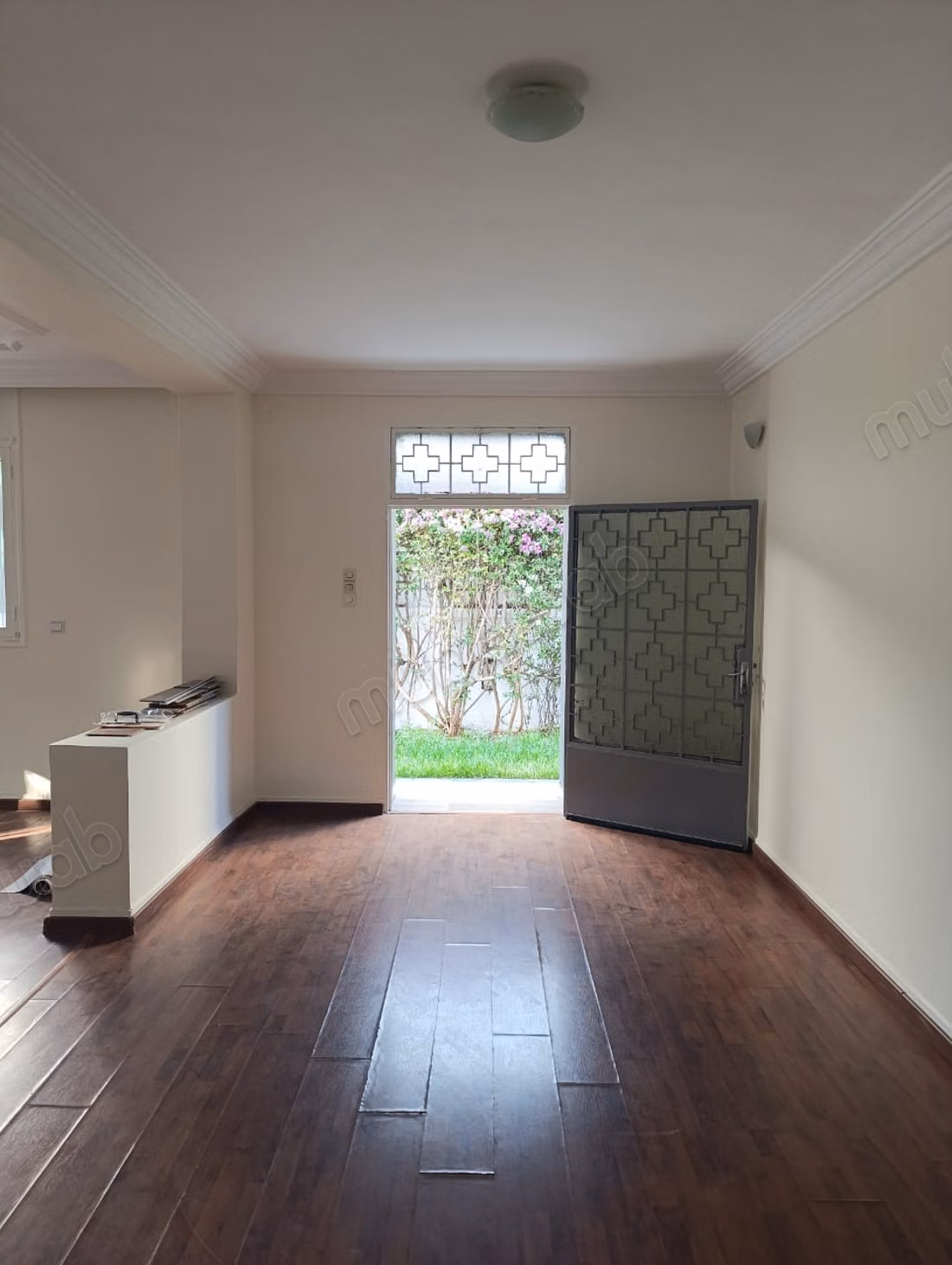 Location villa plein pied à Oasis.
Superficie 200 m².
Salon européen