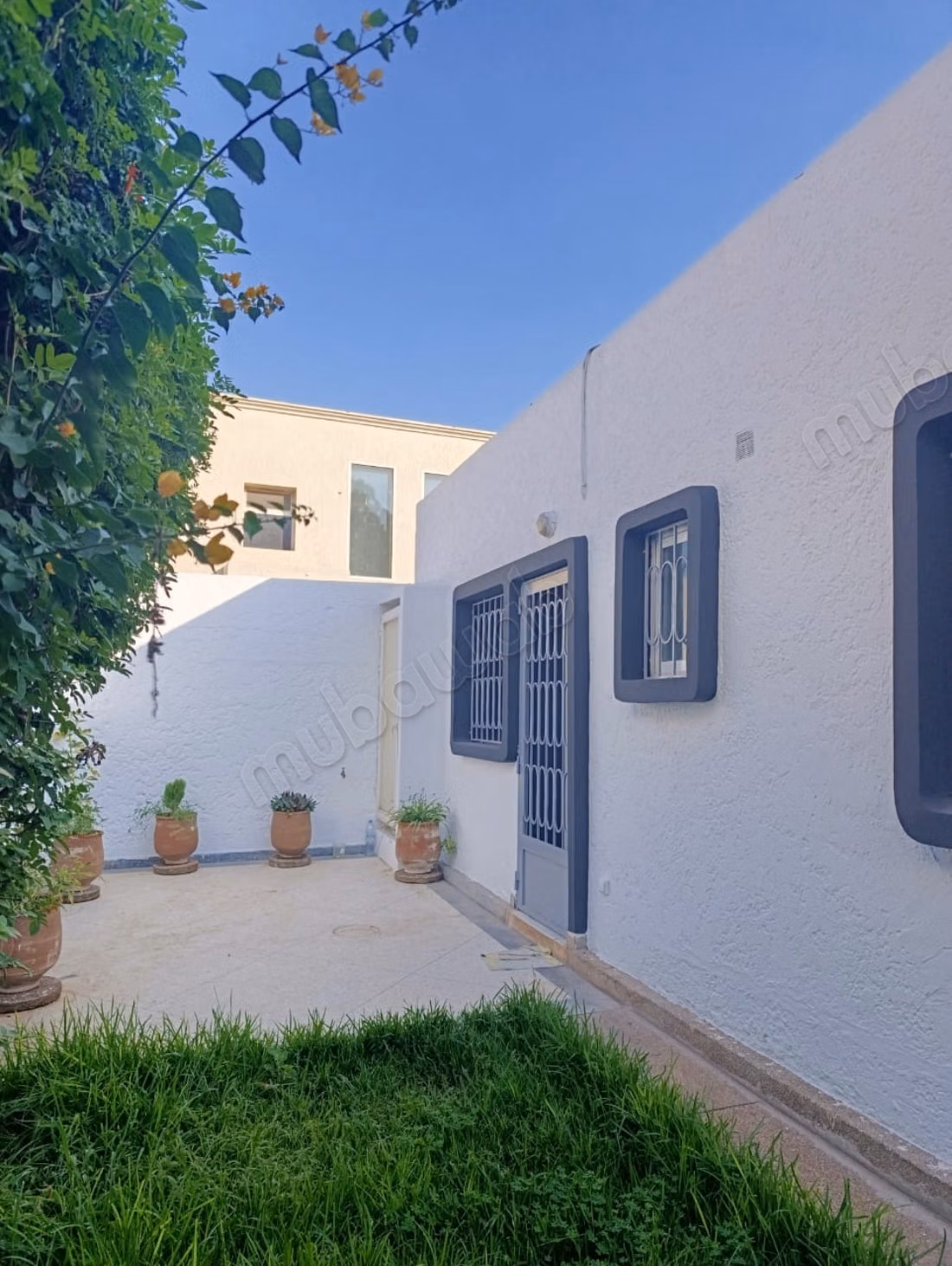 Location villa plein pied à Oasis.
Superficie 200 m².
Salon européen