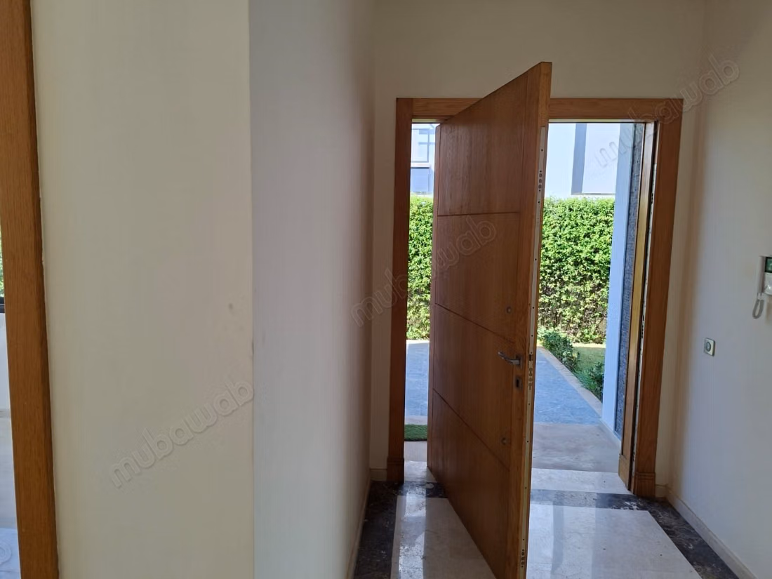 فيلا جديدة جميلة فارغة للإيجار