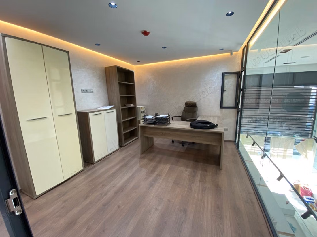 Offices & shops for sale in Bourgogne Ouest. 
Area 178 m². 
General air conditioning