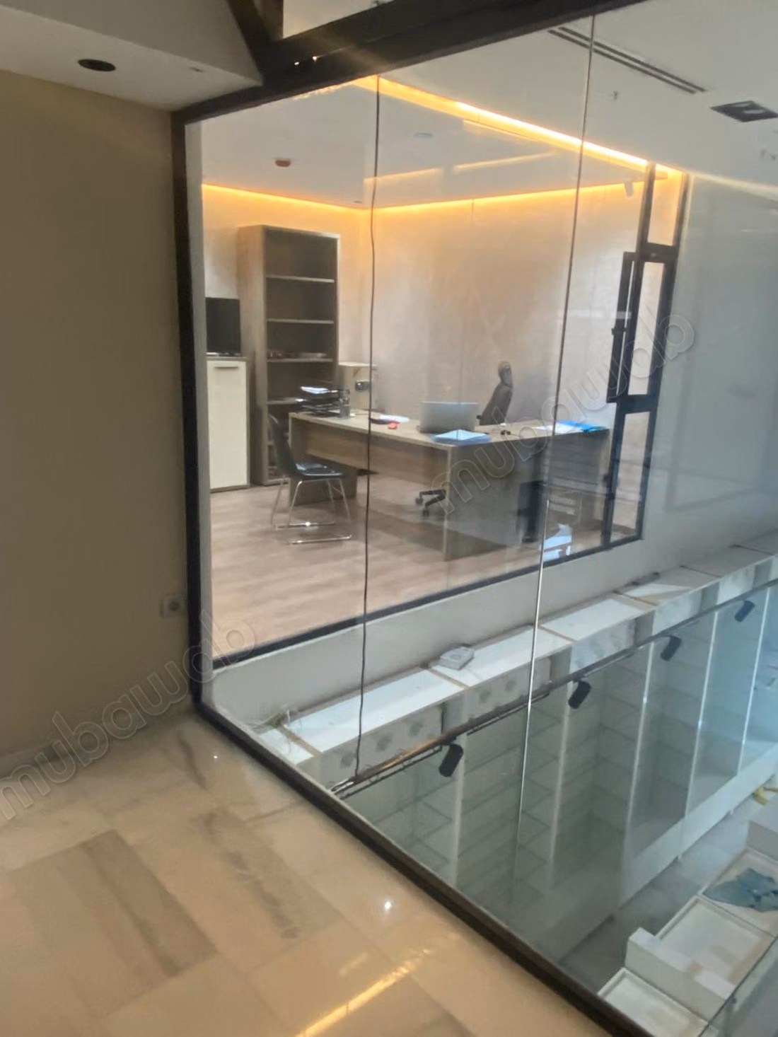 Offices & shops for sale in Bourgogne Ouest. 
Area 178 m². 
General air conditioning