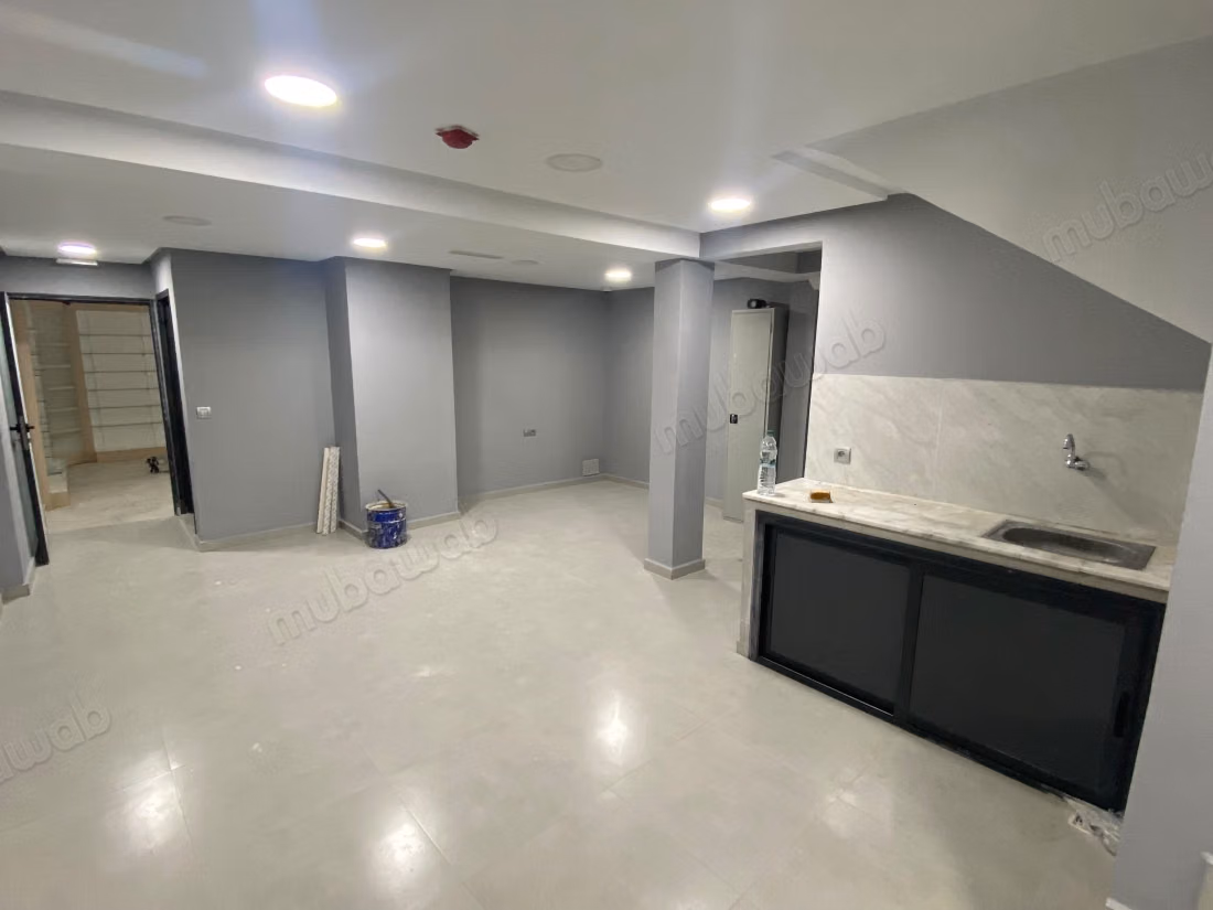 Offices & shops for sale in Bourgogne Ouest. 
Area 178 m². 
General air conditioning