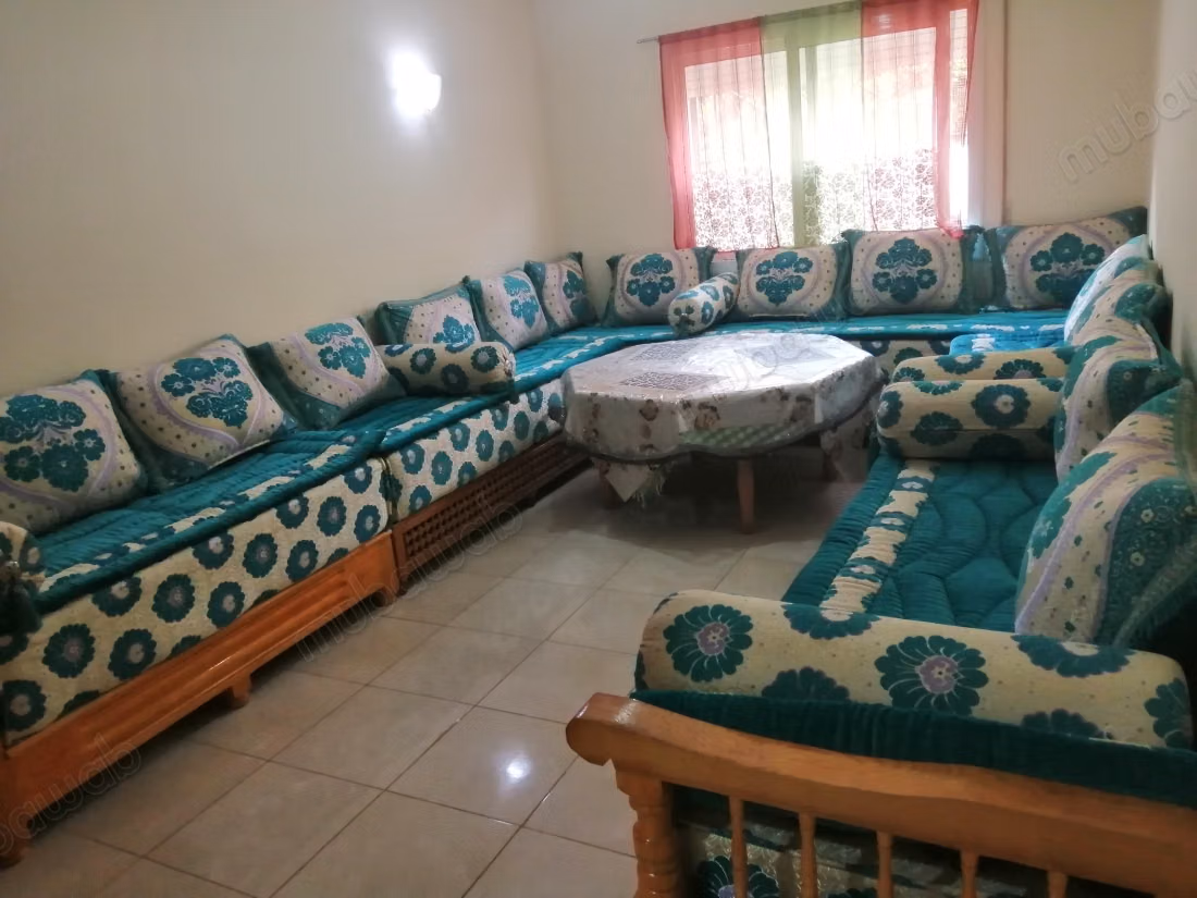 Superbe appartement à louer à Andalous. 
Superficie 65 m². 
Meublé