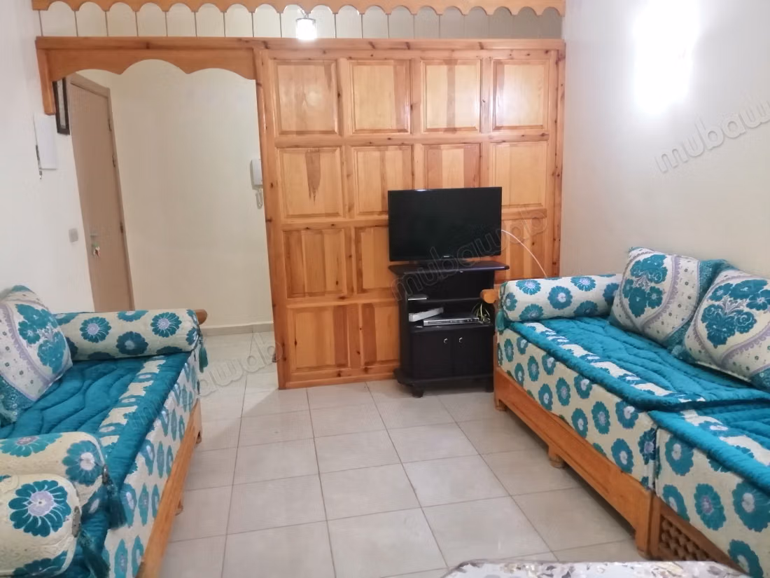 Superbe appartement à louer à Andalous. 
Superficie 65 m². 
Meublé