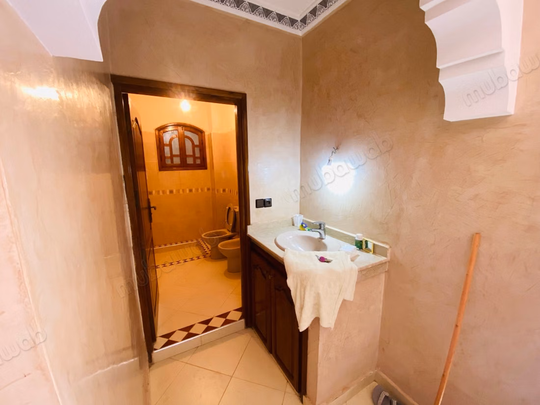 Eccellente villa in vendita a Titrhamza, con un'area di 486 metri quadrati.