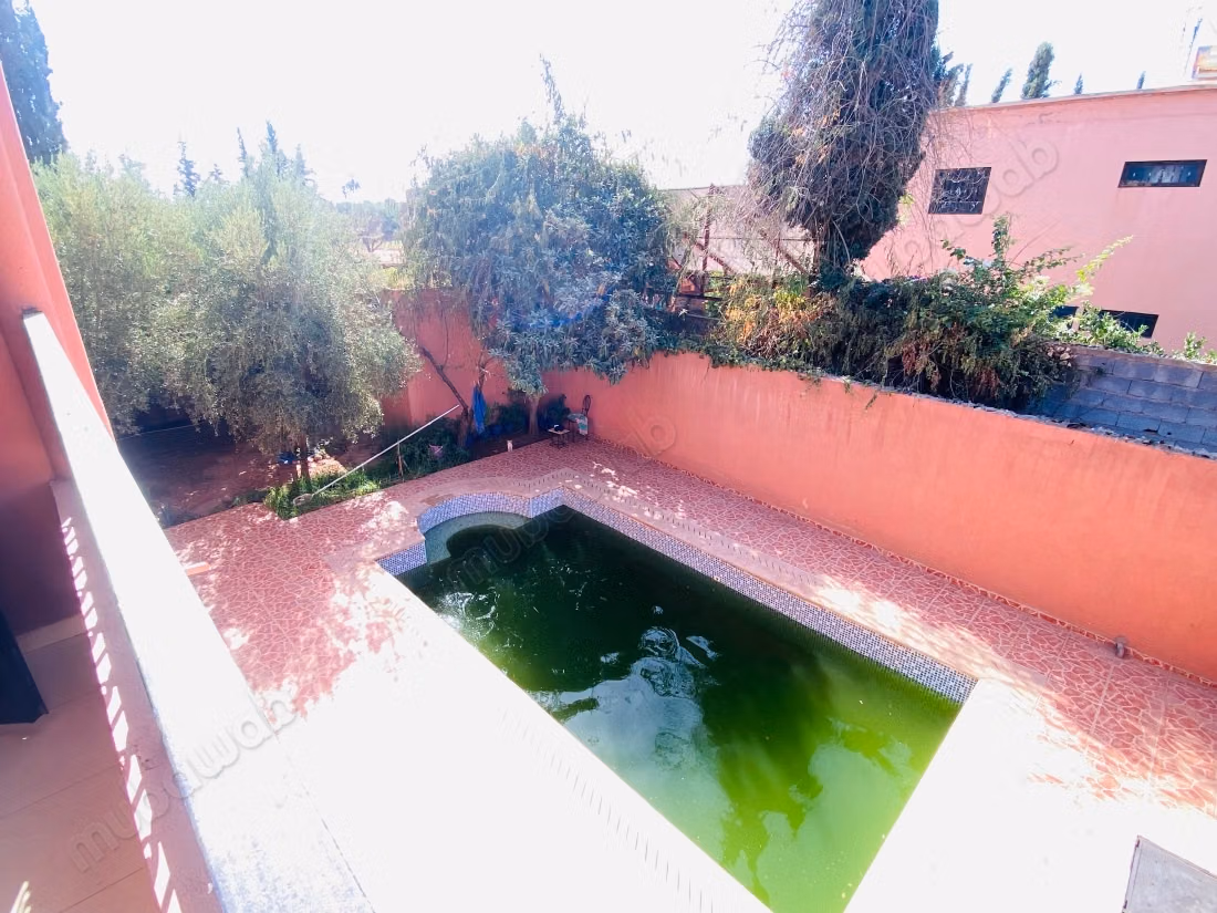 Eccellente villa in vendita a Titrhamza, con un'area di 486 metri quadrati.