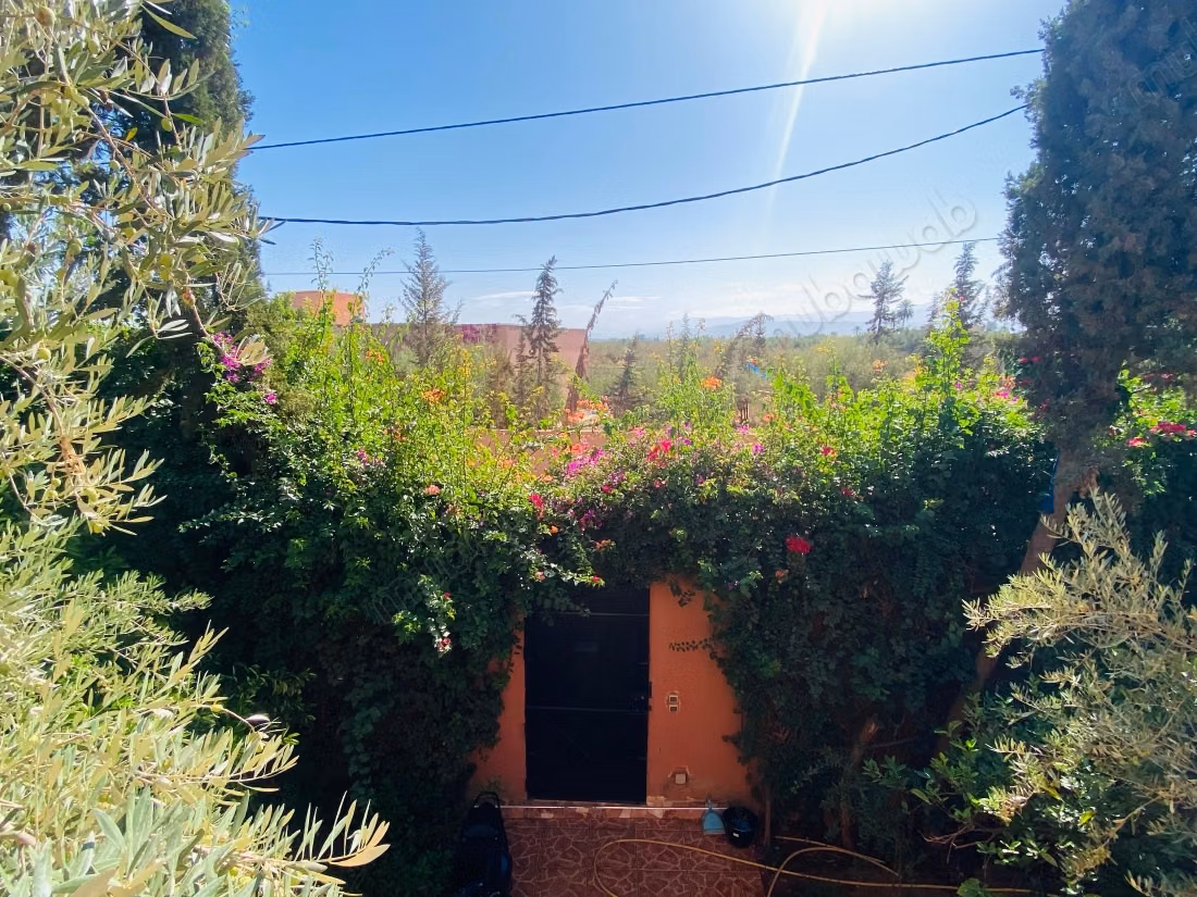 Eccellente villa in vendita a Titrhamza, con un'area di 486 metri quadrati.