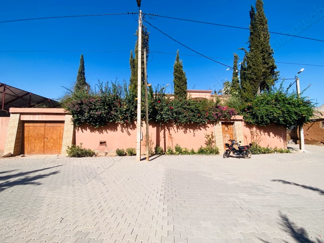 Eccellente villa in vendita a Titrhamza, con un'area di 486 metri quadrati.
