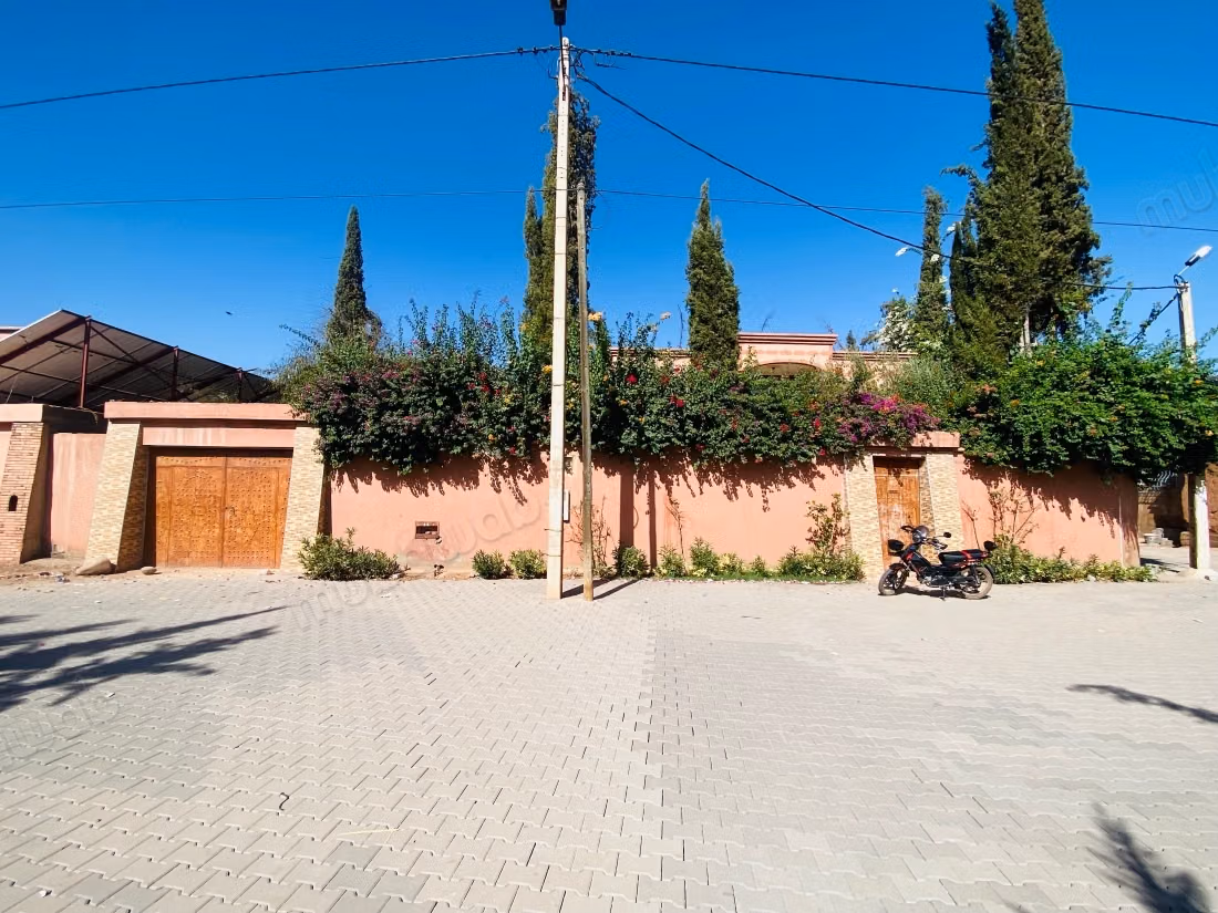Eccellente villa in vendita a Titrhamza, con un'area di 486 metri quadrati.