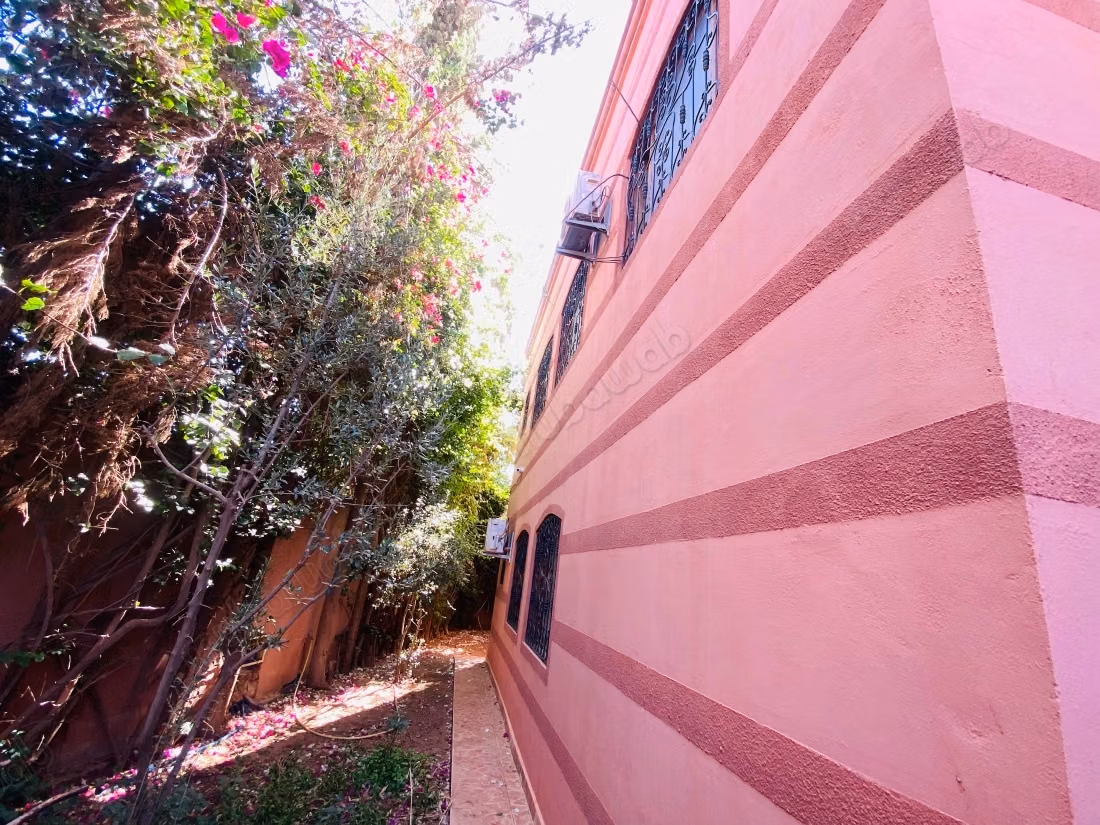 Eccellente villa in vendita a Titrhamza, con un'area di 486 metri quadrati.