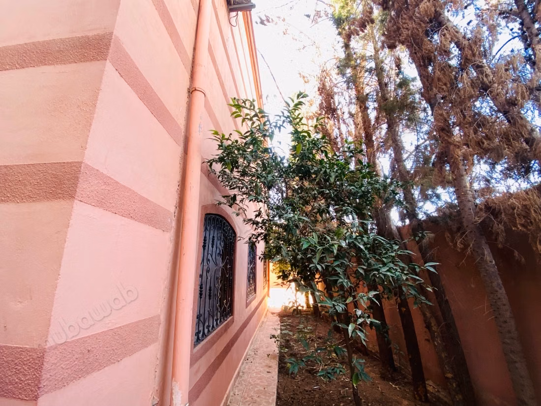 Eccellente villa in vendita a Titrhamza, con un'area di 486 metri quadrati.