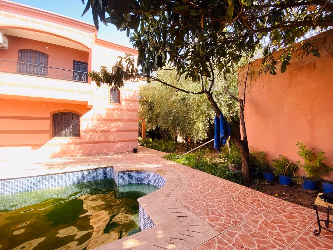 Eccellente villa in vendita a Titrhamza, con un'area di 486 metri quadrati.