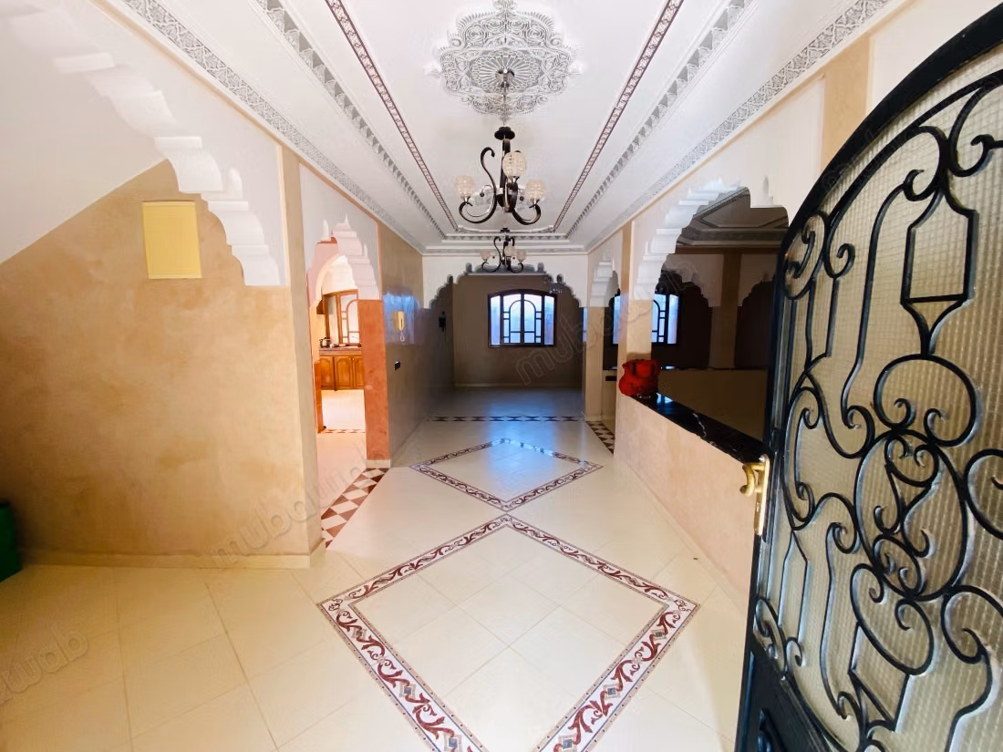 Eccellente villa in vendita a Titrhamza, con un'area di 486 metri quadrati.