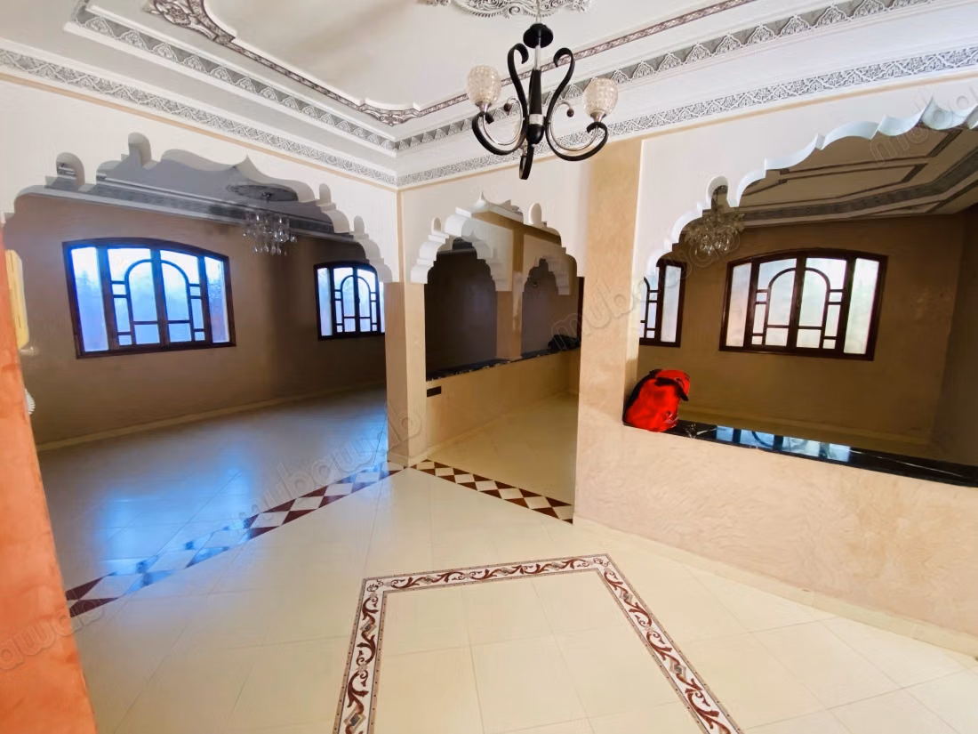 Eccellente villa in vendita a Titrhamza, con un'area di 486 metri quadrati.