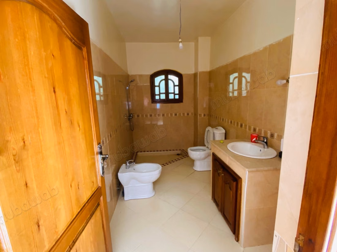 Eccellente villa in vendita a Titrhamza, con un'area di 486 metri quadrati.