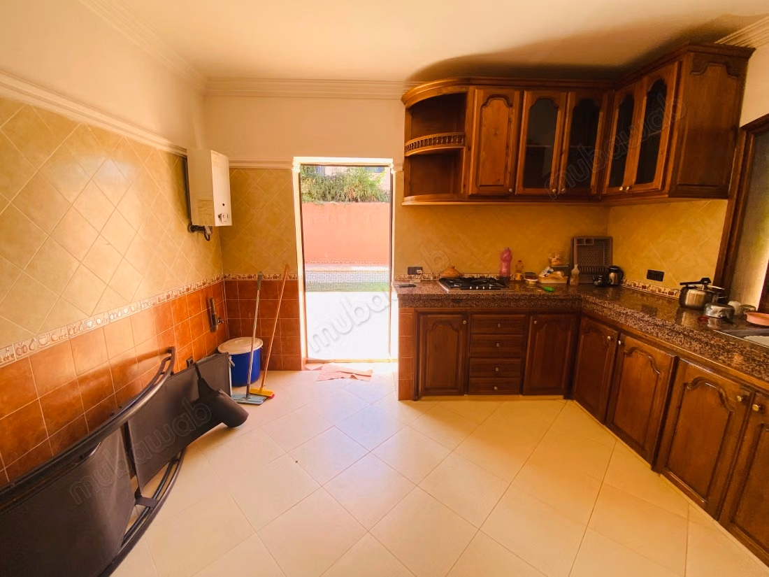 Eccellente villa in vendita a Titrhamza, con un'area di 486 metri quadrati.