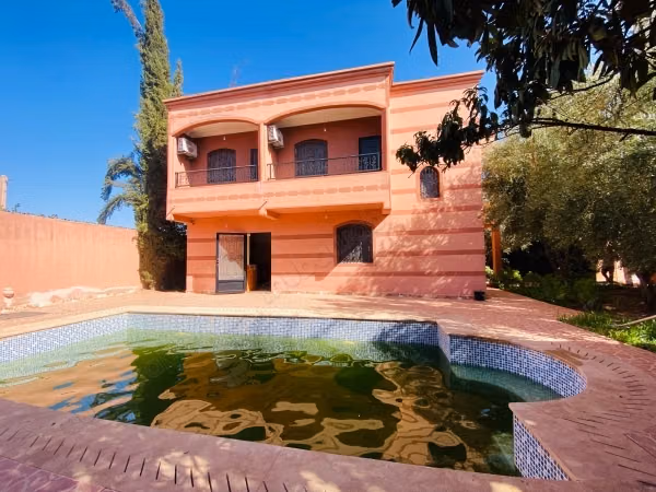 Eccellente villa in vendita a Titrhamza, con un'area di 486 metri quadrati.