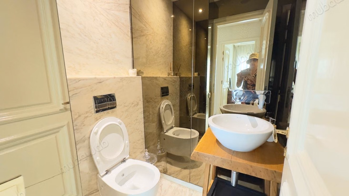 Appartement à louer à Racine Extension. 
3 belles chambres. 
Bien meublé