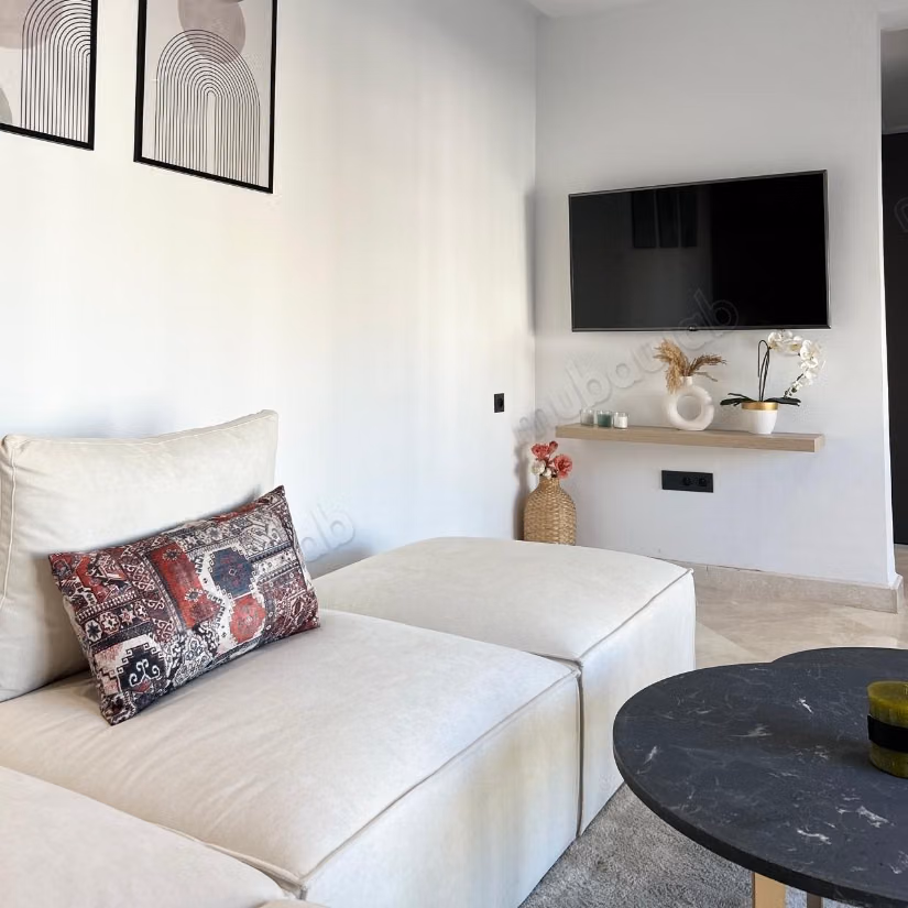 Sell apartment in Les princesses. 
2 large rooms. 
Lift and garage