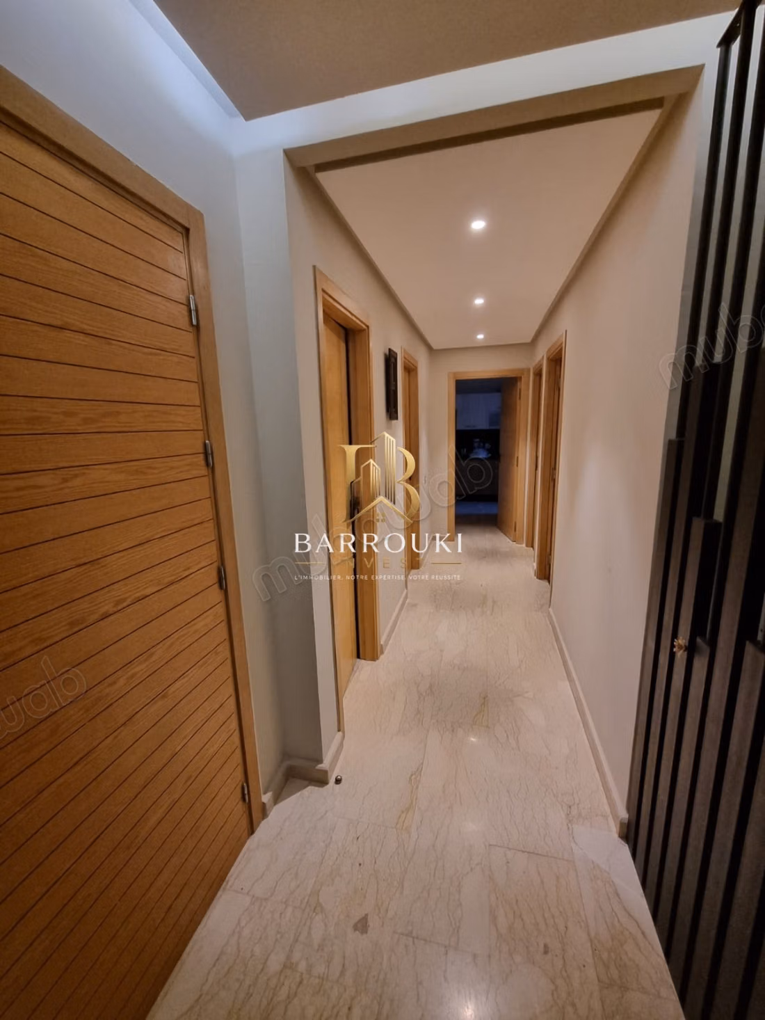 Bel appartement en location à Dar Bouazza.
Superficie 95 m².
Bien meublé