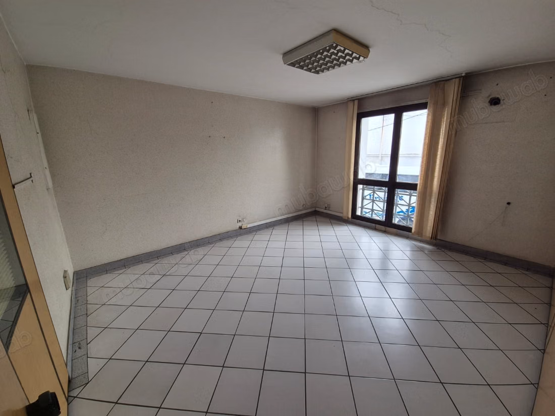 Bureau à louer – 112 m² avec parking