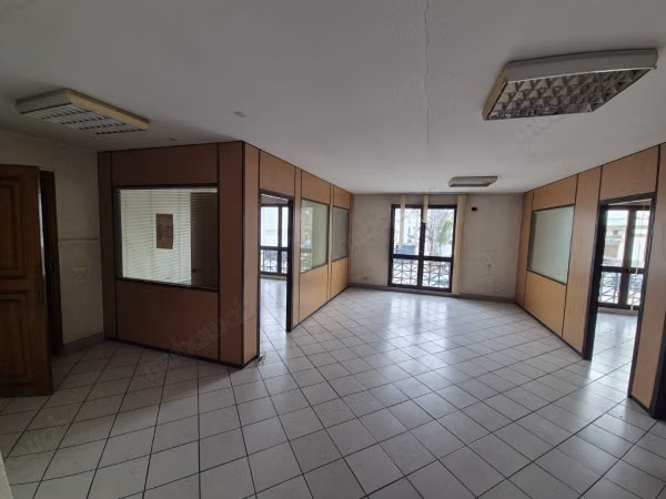 Bureau à louer – 112 m² avec parking