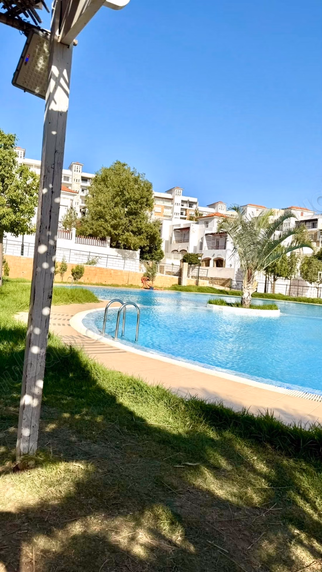 فيلا عصرية مع حديقة ومسبح في إقامة مغلقة، طنجة