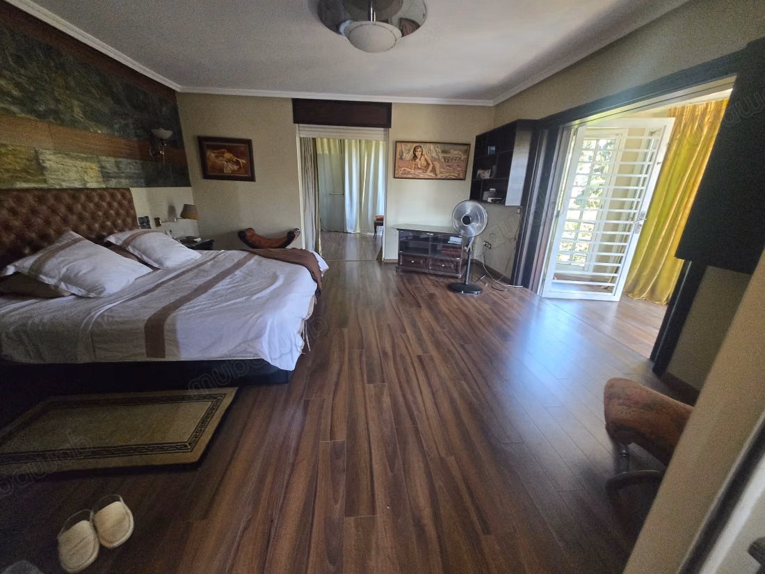 Isolated villa for sale with 4 facades California