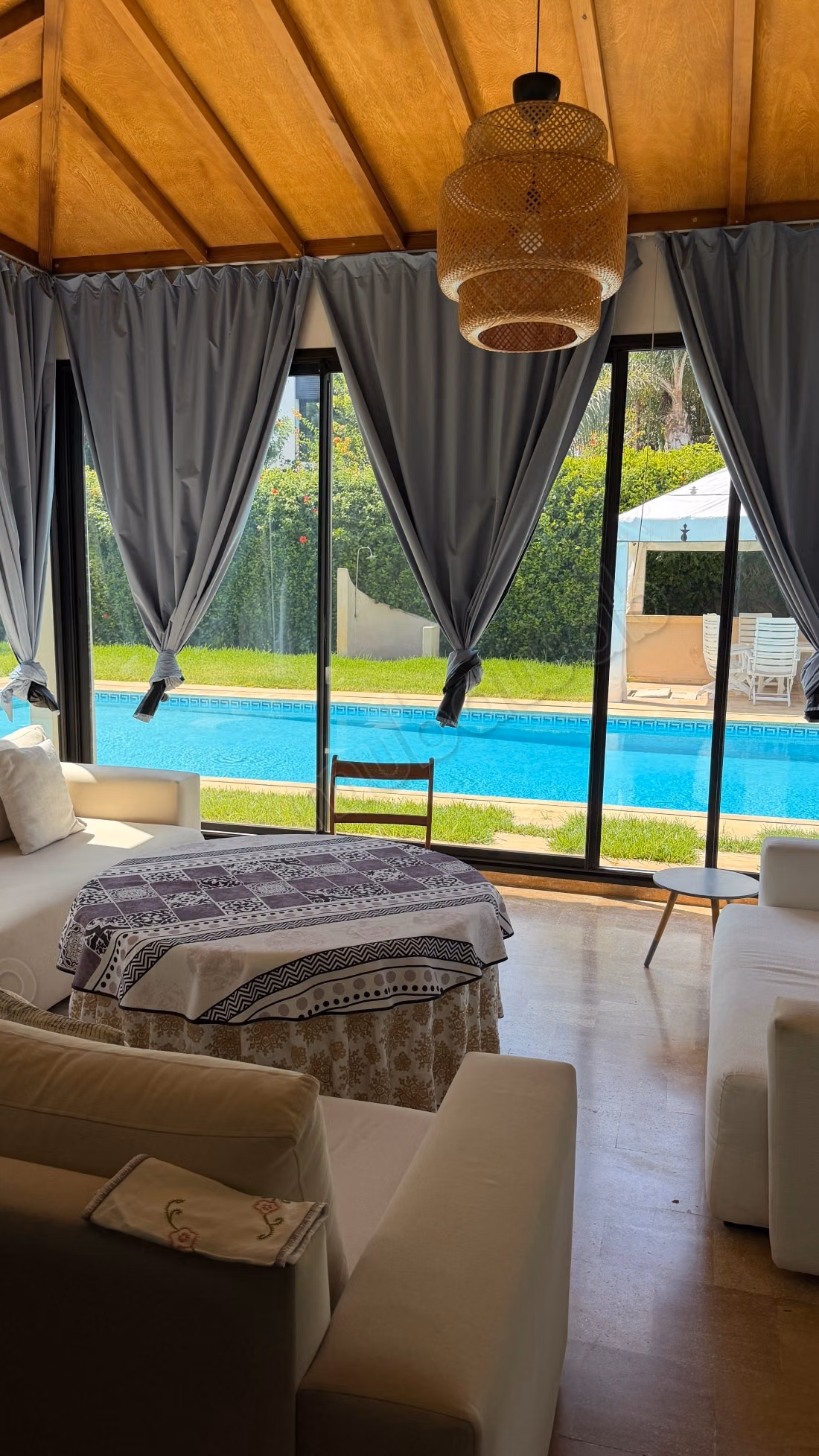 High-end villa for sale in Souissi. Area of 25,000 m². Pool