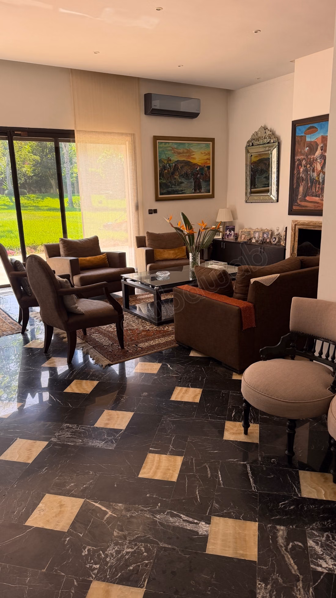High-end villa for sale in Souissi. Area of 25,000 m². Pool