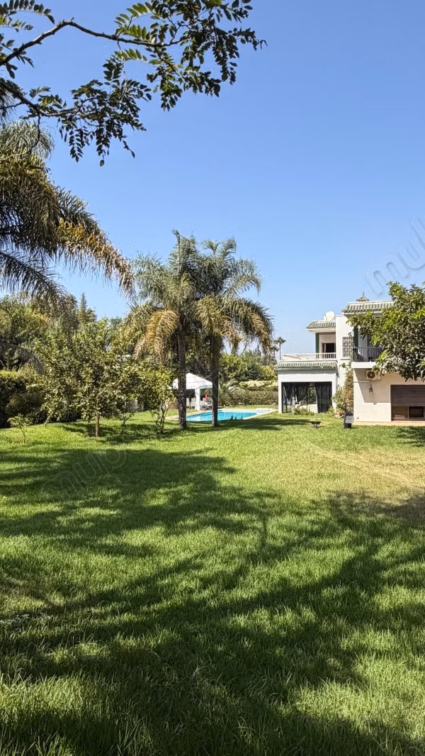 High-end villa for sale in Souissi. Area of 25,000 m². Pool
