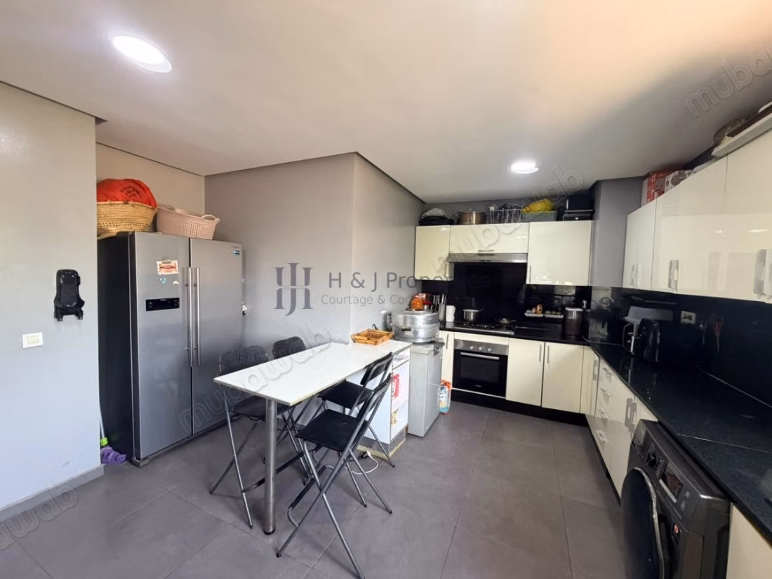 Empty T4 189m² – 3 bedrooms. Staff room – secure residence with pool