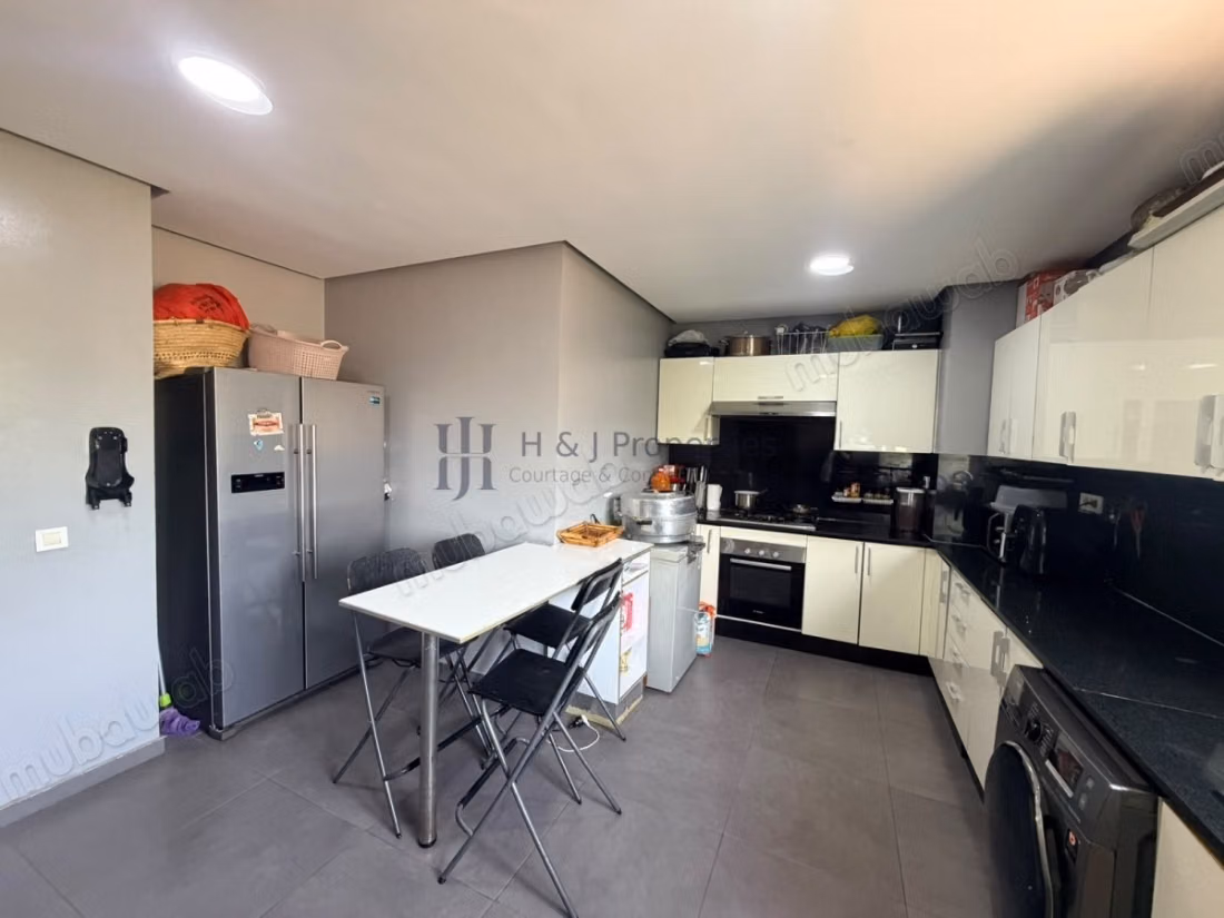 T4 empty 189m² – 3 bedrooms. Staff room – secure residence with pool