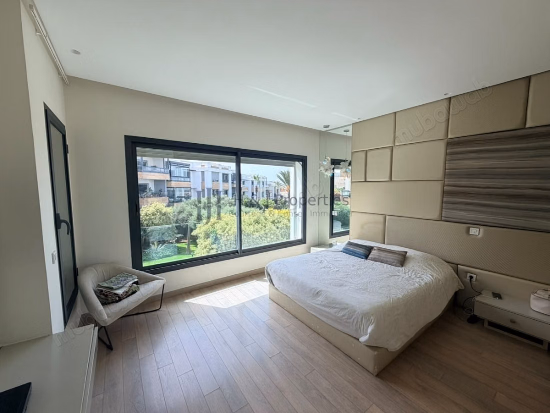 Empty T4 189m² – 3 bedrooms. Staff room – secure residence with pool