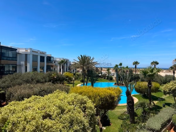 Empty T4 189m² – 3 bedrooms. Staff room – secure residence with pool