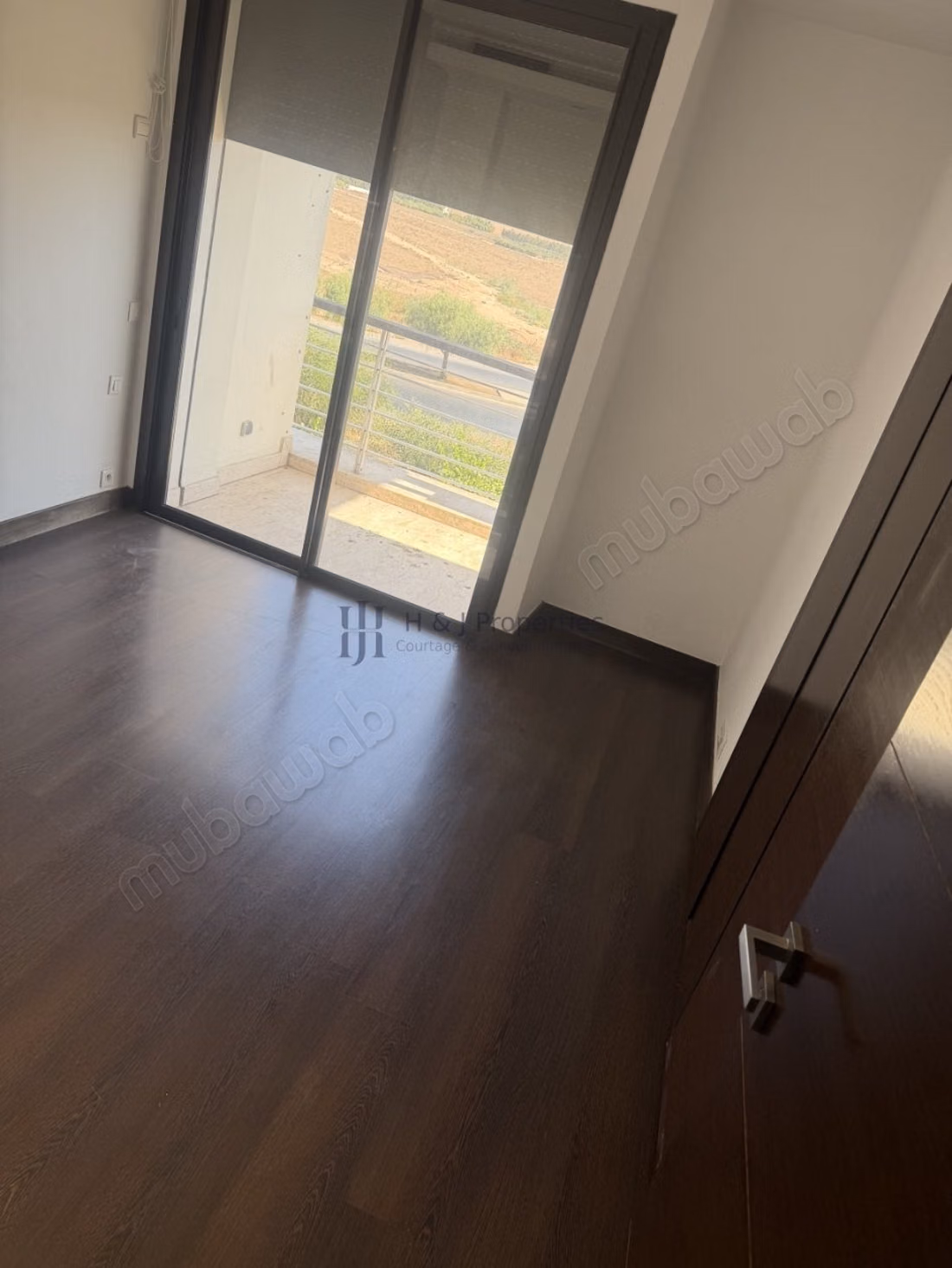 Empty apartment 92m² - 2 bedrooms - terrace