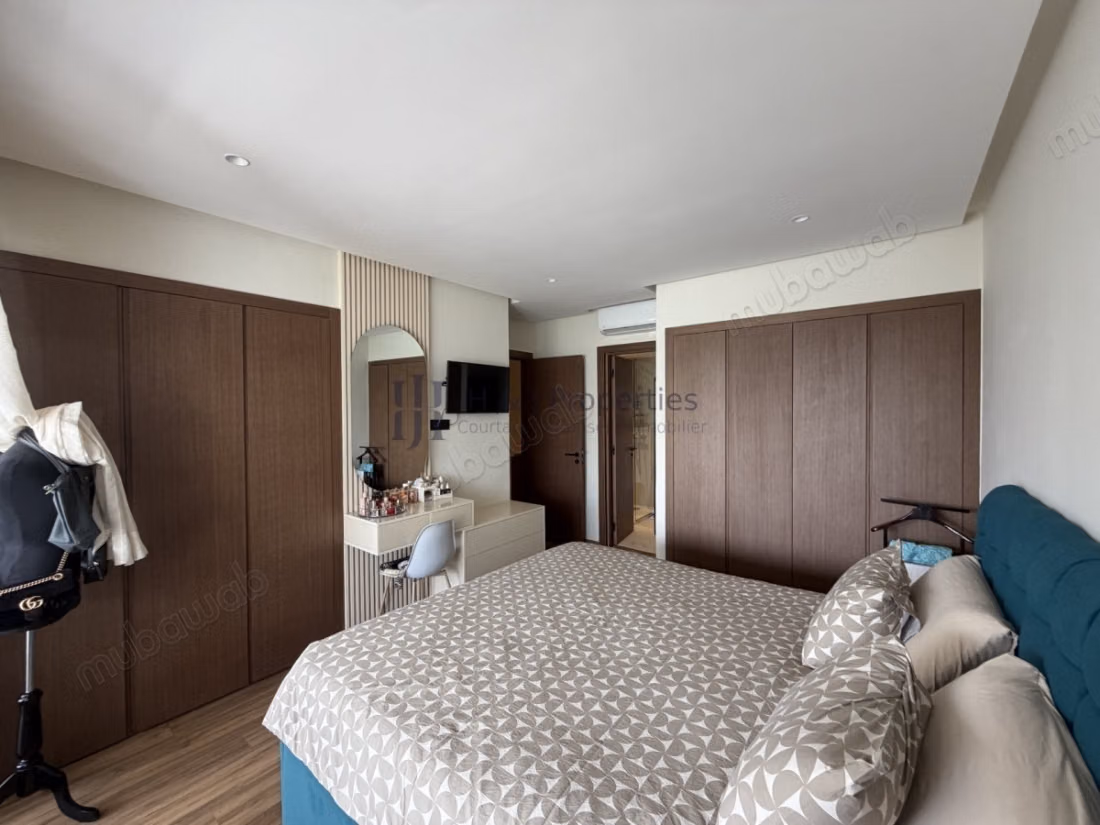 Empty duplex 235m² 3 bedrooms and staff room