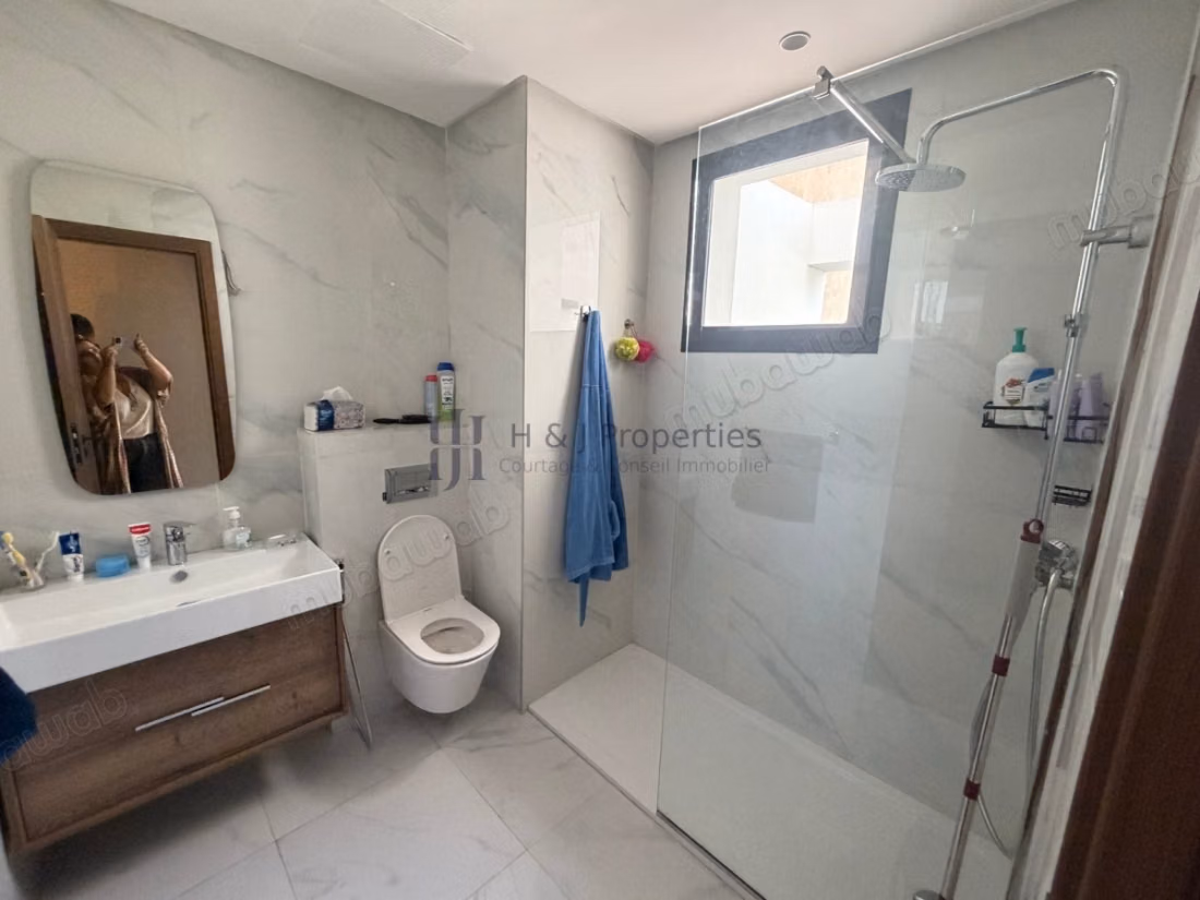 Empty duplex 235m² 3 bedrooms and staff room