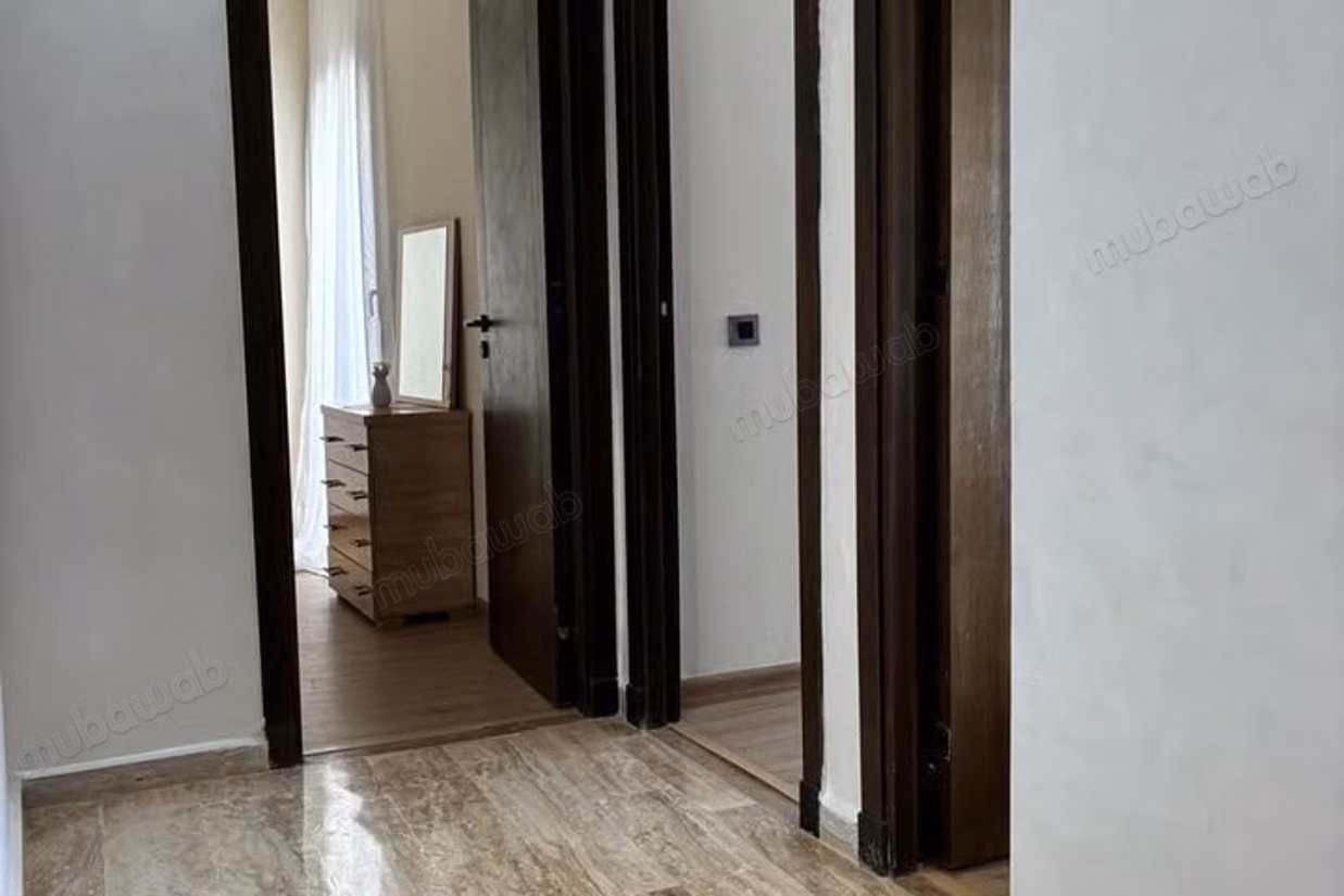 Appartement à louer à Dar Bouazza. 
Surface de 140 m². 
Meublé