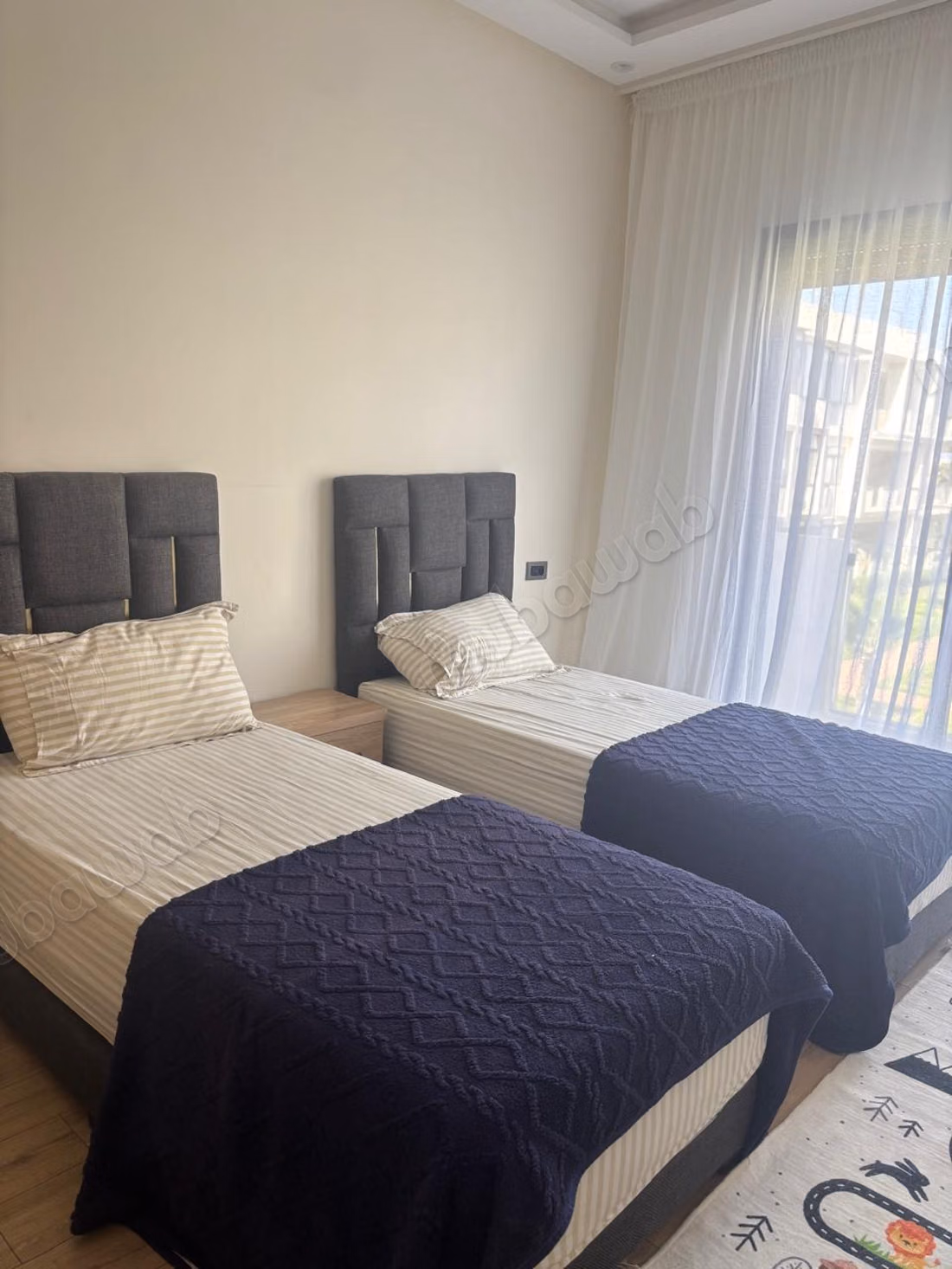 Appartement à louer à Dar Bouazza. 
Surface de 140 m². 
Meublé