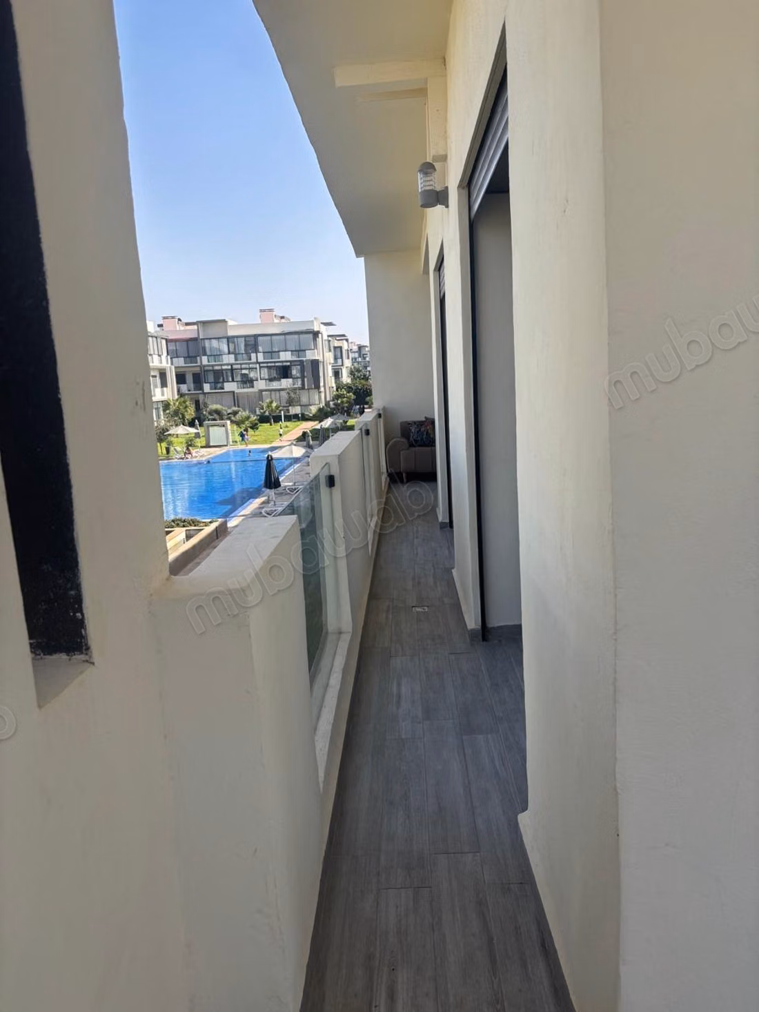 Appartement à louer à Dar Bouazza. 
Surface de 140 m². 
Meublé
