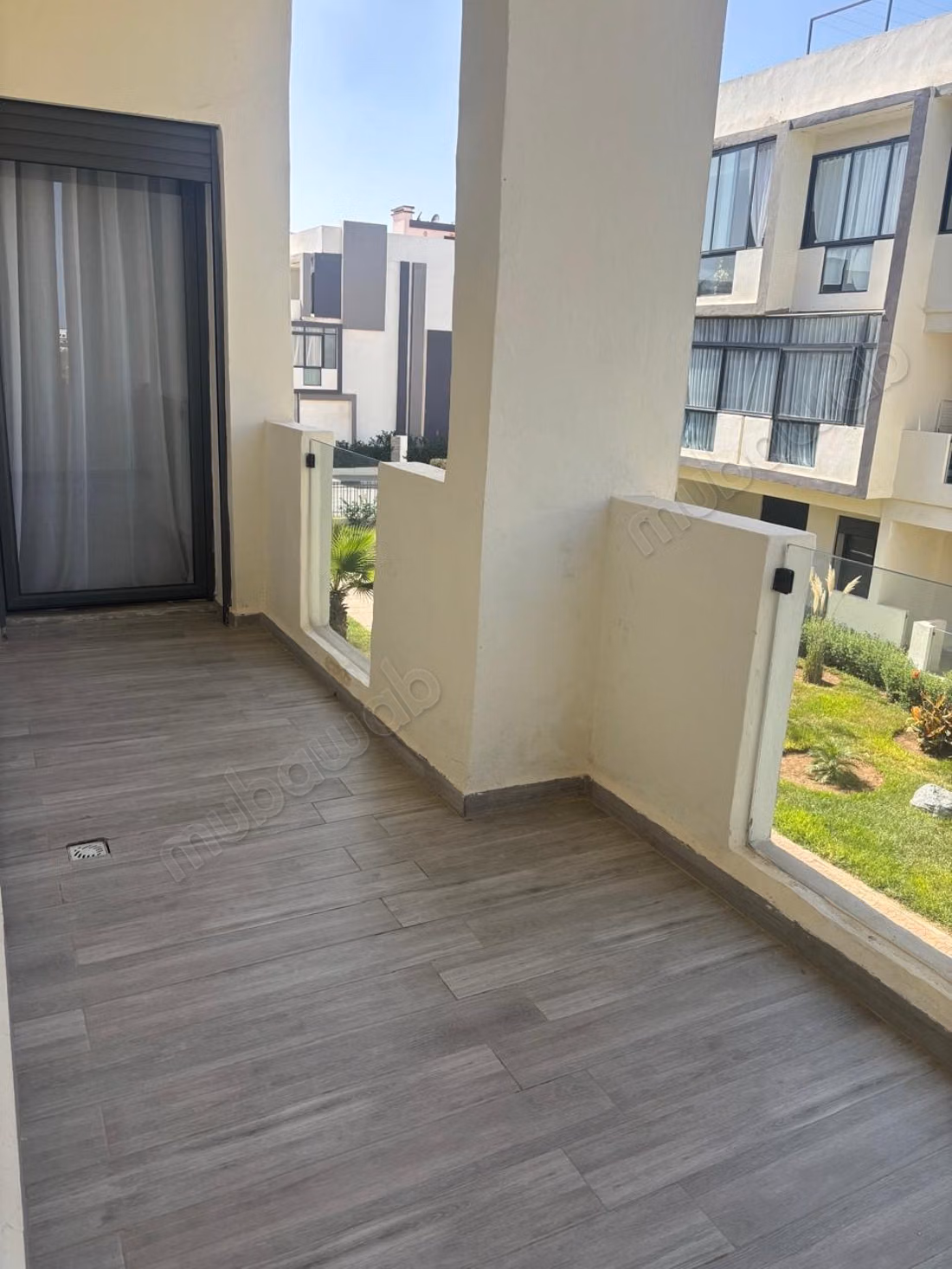 Appartement à louer à Dar Bouazza. 
Surface de 140 m². 
Meublé