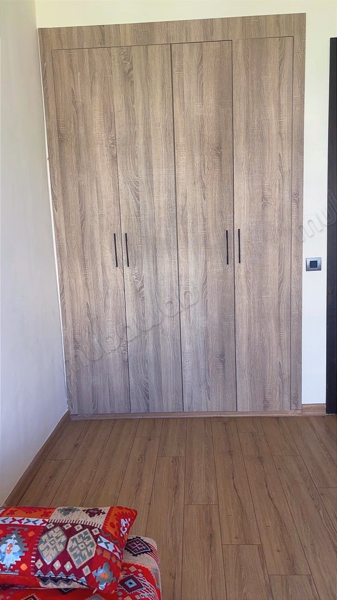 Appartement à louer à Dar Bouazza. 
Surface de 140 m². 
Meublé