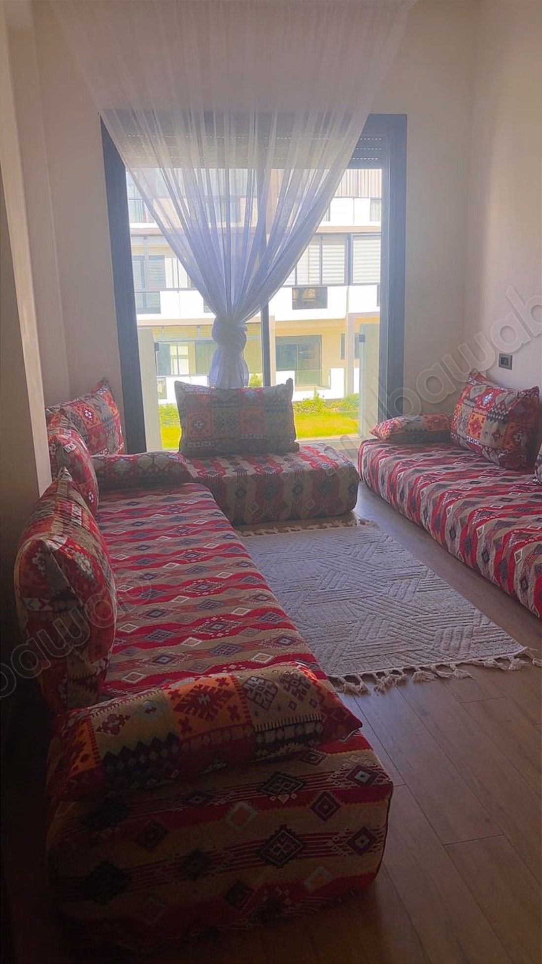Appartement à louer à Dar Bouazza. 
Surface de 140 m². 
Meublé