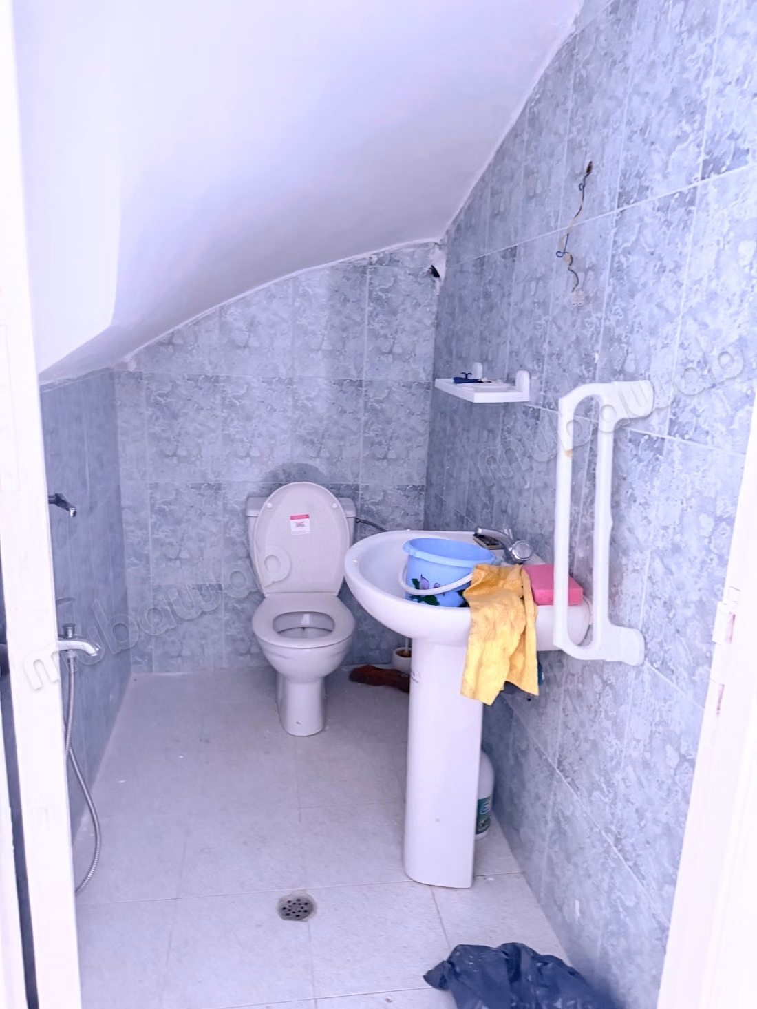 À Oued Aliane, une zone montagneuse à 25 minutes de Tanger, sur la pente faisant face à Tarifa, cette maison donne entièrement sur la mer avec vue sur le détroit de Gibraltar - nature, calme et mer à vos pieds