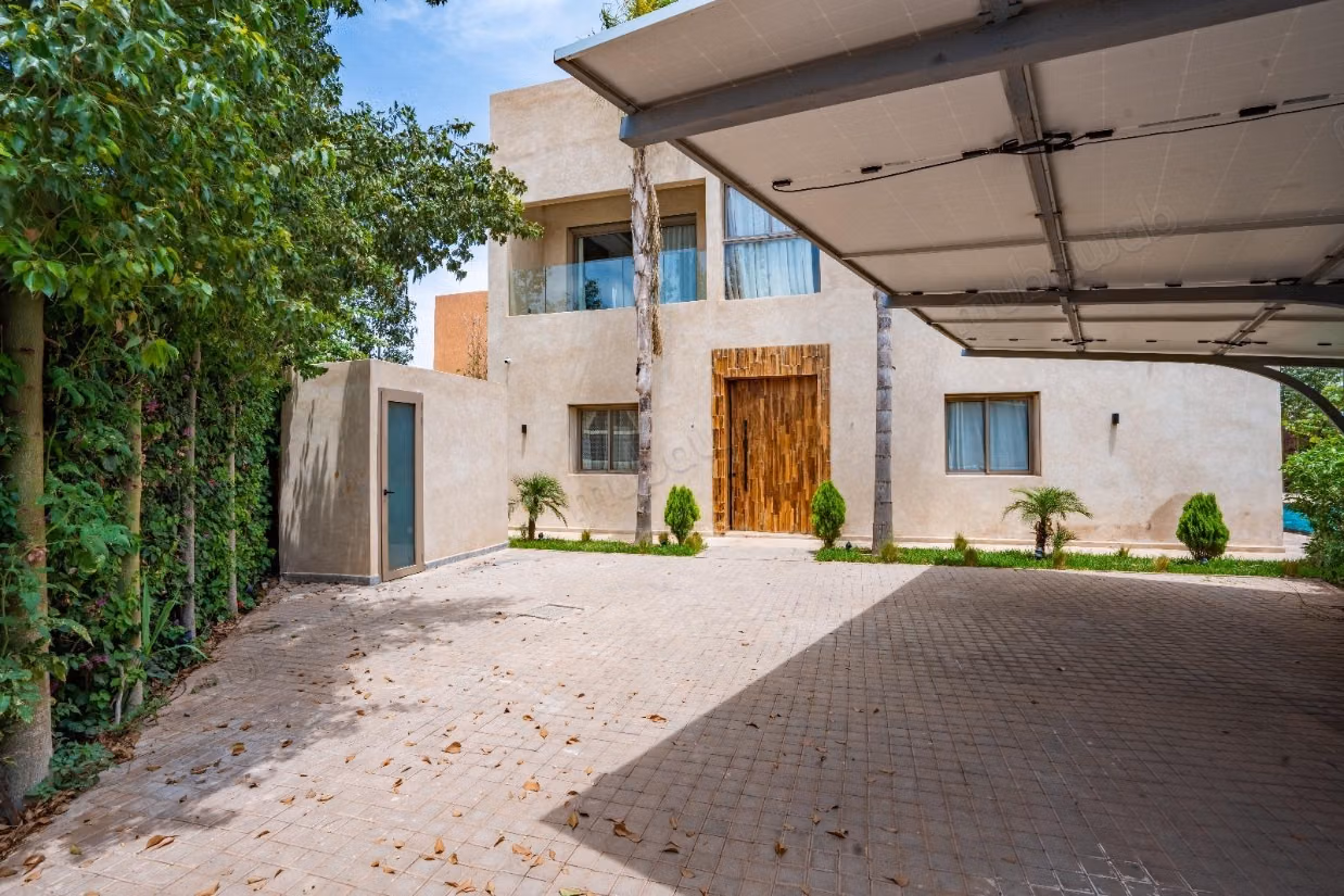 Villa Meublée de Luxe 7 Suites avec Grande Piscine — Route d'Ourika KM18, Marrakech 
A vendre