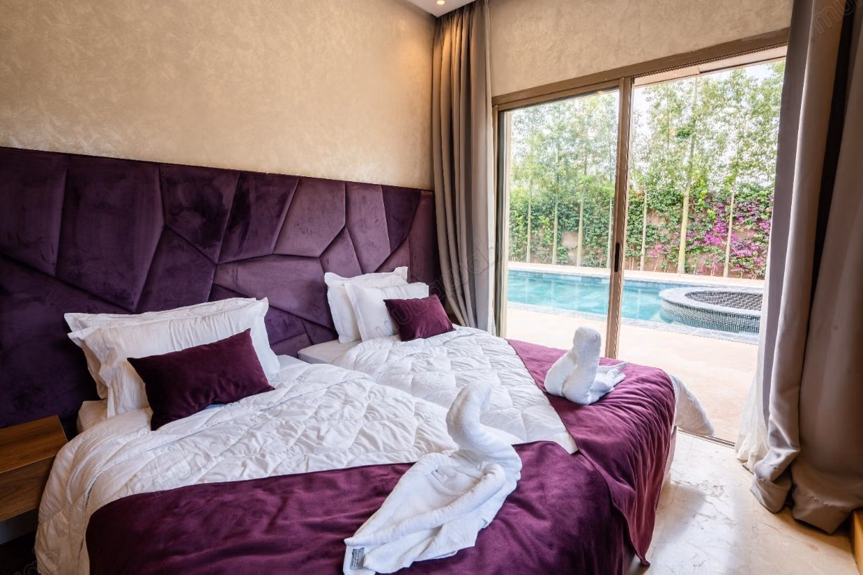 Villa Meublée de Luxe 7 Suites avec Grande Piscine — Route d'Ourika KM18, Marrakech 
A vendre