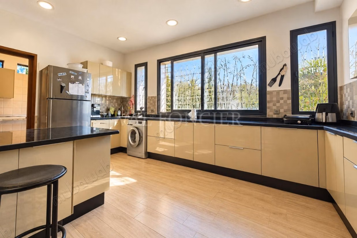 Sale of a modern villa with 4 suites and a pool in Bouskoura, Casablanca